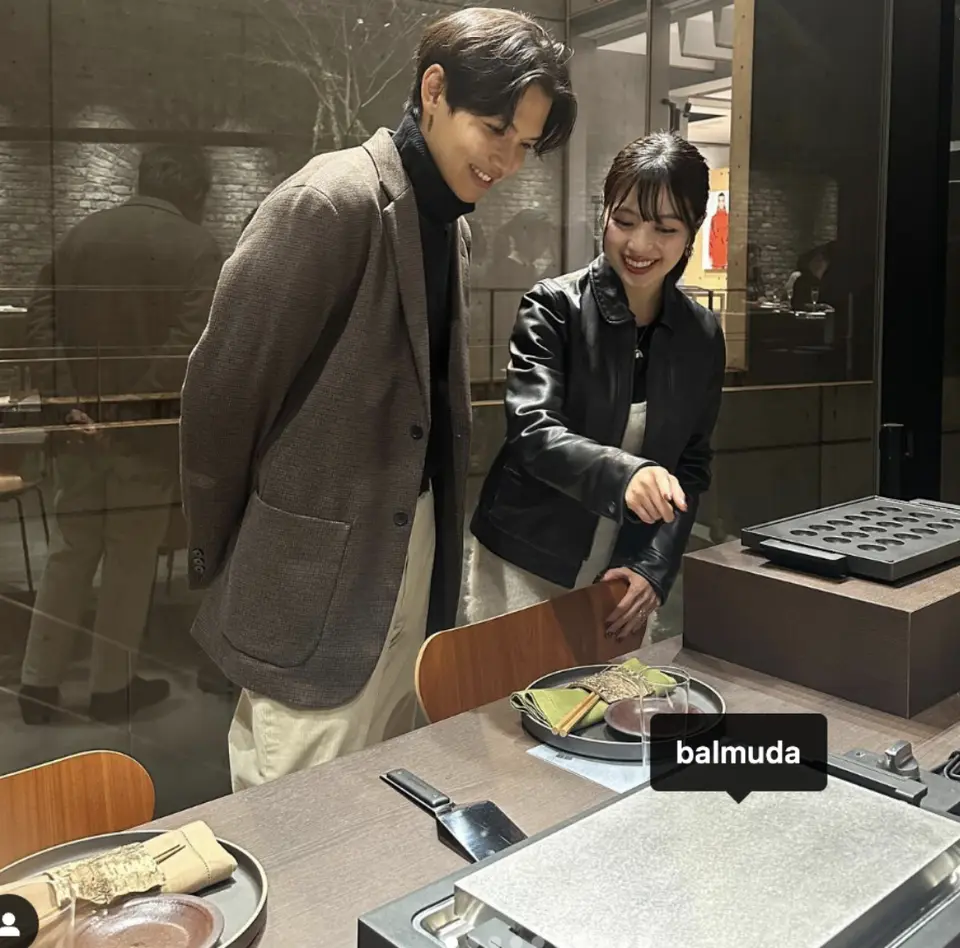 Dinner-table scene around a hot plate (Instagram)